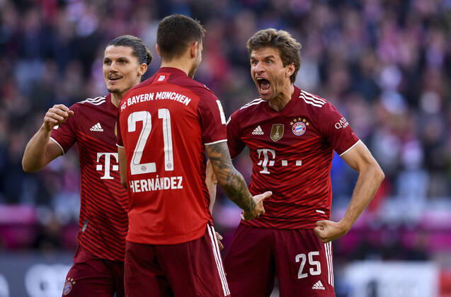 Football 1 Bundesliga Season 2021 2022 9 Matchday FC Bayern Muenchen TSG 1899 Hoffenheim 23 10 2021 Cheering after the goal to 2 0 with Marcel Sabitzer left, FC Bayern Muenchen Lucas Hernandez FC Bayern Muenchen and Thomas Mueller right, FC Bayern Muenchen