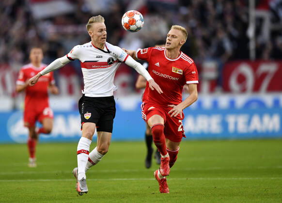 Duel, action Timo Baumgartl 1 FC Union Berlin FCU vs Chris Führich VfB Stuttgart 22 VfB Stuttgart vs 1 FC Union Berlin FCU 24 10 2021 DFL DFB REGULATES PROHIBIT ANY USE OF PHOTOGRAPHS AS IMAGE SEQUENCES AND OR QUASI VIDEO VfB Stuttgart vs 1 FC Union Berlin FCU
