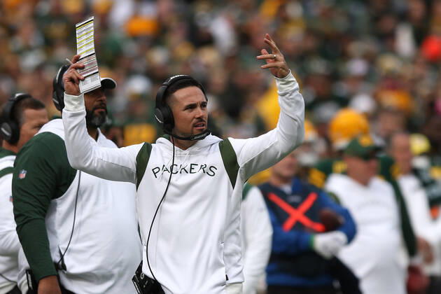 GREEN BAY, WI - OCTOBER 24: Green Bay Packers head coach Matt LaFleur gets the fans to make noise during a game between the Green Bay Packers and the Washington Football Team at Lambeau Field on October 24, 2021 in Green Bay, WI. (Photo by Larry Radloff Icon Sportswire) NFL, American Football Herren, USA OCT 24 Washington Football Team at Packers Icon2110242737