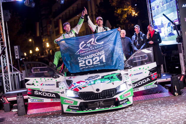 Bilder des Jahres 2021, Sport 10 Oktober Sport Themen der Woche KW42 Sport Bilder des Tages MIKKELSEN Andreas (NOR), EDMONDSON Elliot (GBR), TOKSPORT WRT, Â¦koda Fabia Evo, podium ambiance during the 2021 FIA ERC Rally Hungary, 7th round of the 2021 FIA European Rally Championship, from October 21 to 24, 2021 in Nyiregyhaza, Hungary - AUTO - ERC - RALLY HUNGARY 2021 DPPI Panoramic  01321007-BR-4358