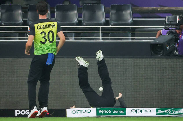Bilder des Jahres 2021, Sport 10 Oktober Sport Themen der Woche KW43 Sport Bilder des Tages CRICKET T20 AUSTRALIA SRI LANKA, Pat Cummins (L) of Australia watches as team mate David Warner fails to stop a boundary during the ICC Men s T20 World Cup cricket match between Australia and Sri Lanka, at Dubai International Cricket Stadium, Dubai, Thursday, October 28, 2021. ( NO ARCHIVING, EDITORIAL USE ONLY, NO USE IN BOOKS WITHOUT CONSENT DUBAI UNITED ARAB EMIRATES  Copyright: xDAVIDxGRAYx 20211029001590503102