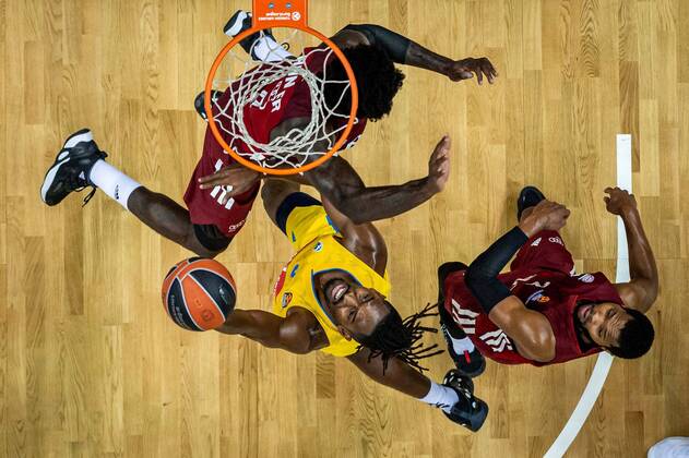 Basketball Berlin 28 10 2021 Season 2021 2022 EuroLeague Regular Season Alba Berlin FC Bayern Munich Jaleen Smith Alba Berlin, No 03 Othello Hunter Munich, No 08 Corey Walden Munich, No 02