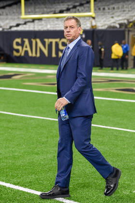 NEW ORLEANS, LA - OCTOBER 31: Troy Aikman walks the field before the football game between the Tampa Bay Buccaneers and New Orleans Saints at Caesar s Superdome on October 31, 2021 in New Orleans, LA. (Photo by Ken Murray Icon Sportswire) NFL, American Football Herren, USA OCT 31 Buccaneers at Saints Icon211031900
