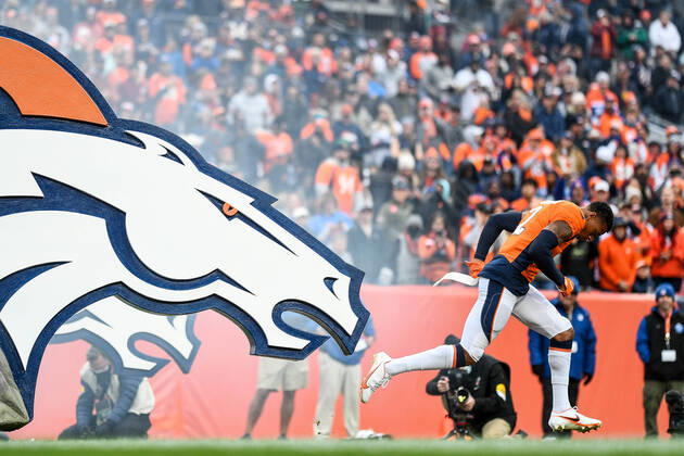 DENVER, CO - OCTOBER 31: Denver Broncos cornerback Pat Surtain II (2) runs onto the field before a game between the Denver Broncos and the Washington Football Team at Empower Field at Mile High on October 31, 2021 in Denver, Colorado. (Photo by Dustin Bradford Icon Sportswire) NFL, American Football Herren, USA OCT 31 Washington Football Team at Broncos Icon132211031118