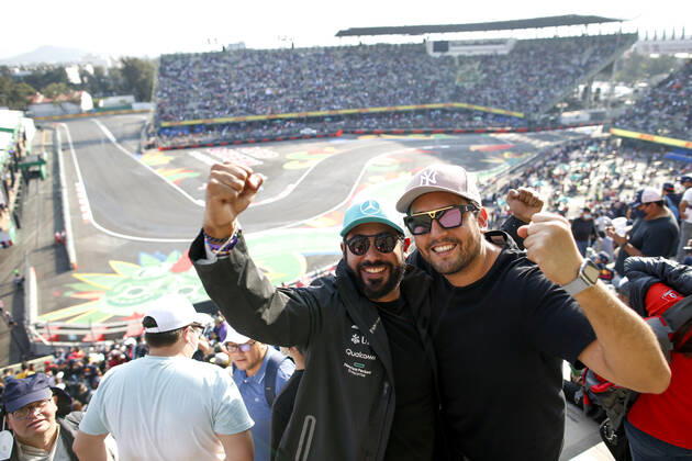 Fans in the grandstand stadium during the Formula 1 Gran Premio De La Ciudad De Mexico 2021, Mexico City Grand Prix, 18th round of the 2021 FIA Formula One World Championship, WM, Weltmeisterschaft from November 5 to 7, 2021 on the Autodromo Hermanos Rodriguez, in Mexico City, Mexico - F1 - MEXICO CITY GRAND PRIX 2021 DPPI Panoramic  F12021GP18MEX_JK207829