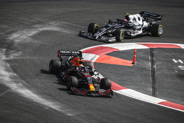 33 VERSTAPPEN Max (nld), Red Bull Racing Honda RB16B, action during the Formula 1 Gran Premio De La Ciudad De Mexico 2021, Mexico City Grand Prix, 18th round of the 2021 FIA Formula One World Championship, WM, Weltmeisterschaft from November 5 to 7, 2021 on the Autodromo Hermanos Rodriguez, in Mexico City, Mexico - F1 - MEXICO CITY GRAND PRIX 2021 DPPI Panoramic  Verstappen