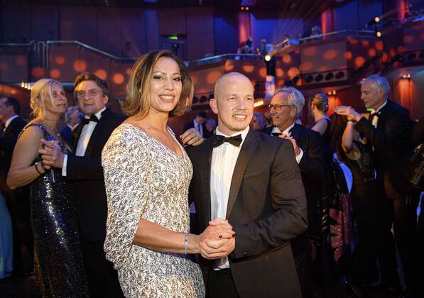 Fabian HAMBUECHEN Hambüchen former gymnast with girlfriend Viktoria, dancing, dancing The 39 German Sports Press Ball in Frankfurt am Main Germany on 06 11 2021 Â