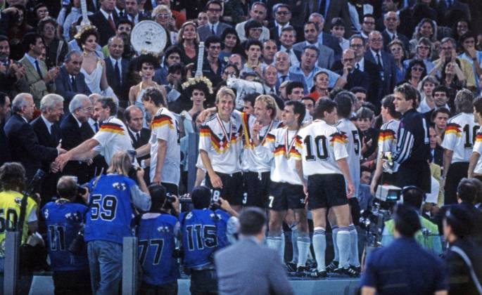 Germany Argentina Italy, Rome, 08 07 1990, Football, FIFA World Cup 1990 in Italy, Final, DFB Germany Argentina 1 0 v l Rudi Völler, Guido Buchwald, Jürgen Klinsmann, Andreas Brehme, Pierre Littbarski, Lothar Matthäus, Bodo Illgner all Germany celebrate the title World Cup victory