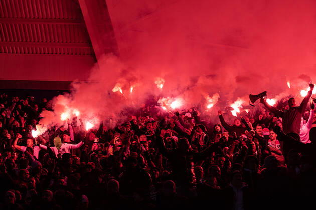 LEICESTER, ENGLAND - NOVEMBER 25: Legia Warszawa ultras fans set up flares during the UEFA Europa League group C match between Leicester City and Legia Warszawa at The King Power Stadium on November 25, 2021 in Leicester, United K Leicester City v Legia Warszawa: Group C - UEFA Europa League Copyright: xSebastianxFrejx
