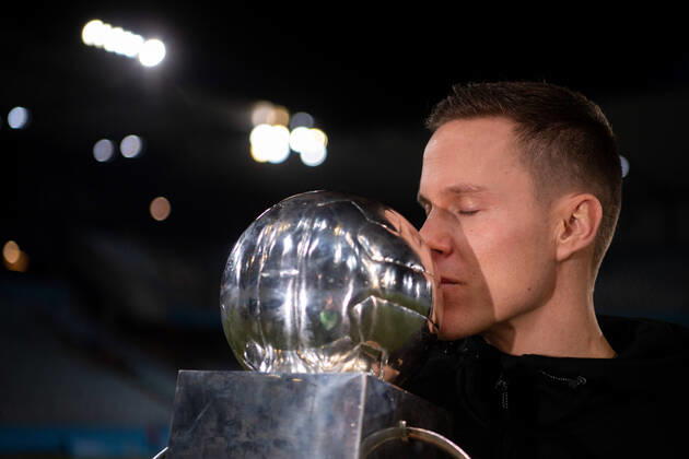 211204 Malmö FFs Niklas Moisander poses for a portrait with Lennart Johanssons trophy after Malmö FF became Swedish Champion 2021 after the football match in the Allsvenskan between Malmö FF and Halmstad on 4 December 2021 in Malmö,  Copyright: PETTERxARVIDSON BB211204PA286