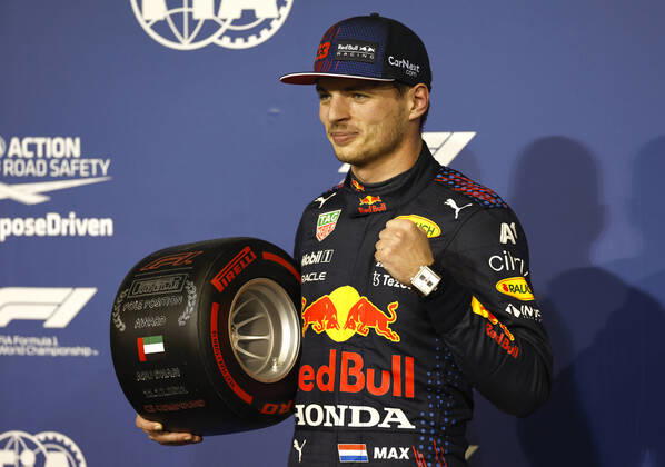 Formel 1, GP VAE in Abu Dhabi, Max Verstappen erhält den Pirelli Pole Position Award