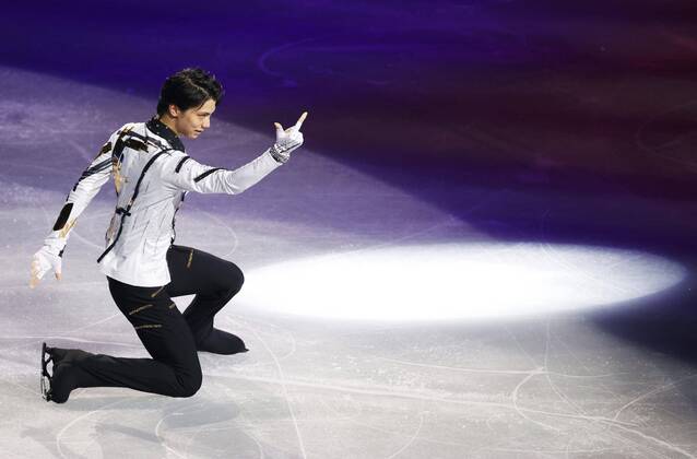 Figure skating, Eiskunstlauf Exhibition gala after Japan national c ships Figure skater Yuzuru Hanyu performs during the exhibition gala at Saitama Super Arena in Saitama, Japan, on Dec. 27, 2021, after the national championships.  A14AA0001175120P