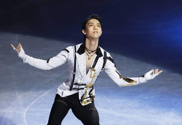 Figure skating, Eiskunstlauf Exhibition gala after Japan national c ships Figure skater Yuzuru Hanyu performs during the exhibition gala at Saitama Super Arena in Saitama, Japan, on Dec. 27, 2021, after the national championships.  A14AA0001175121P