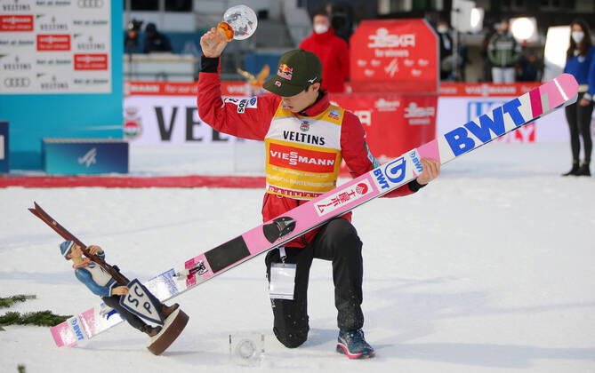 Bilder des Jahres 2022, Sport 01 Januar Sport Themen der Woche KW52 Sport Bilder des Tages Ski jumping, Skispringen, Ski, nordisch - FIS WC Garmisch-Partenkirchen GARMISCH-PARTENKIRCHEN,GERMANY,01.JAN.22 - NORDIC SKIING, SKI JUMPING - FIS World Cup, Four Hills Tournament, large hill. Image shows Ryoyu Kobayashi (JPN). Keywords: broken trophy. GEPAxpictures xThomasxBachun