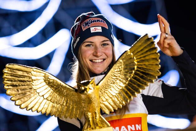 Bilder des Jahres 2022, Sport 01 Januar Sport Themen der Woche KW52 Sport Bilder des Tages Ski jumping, Skispringen, Ski, nordisch - FIS WC Ljubno LJUBNO,SLOVENIA,01.JAN.22 - NORDIC SKIING, SKI JUMPING - FIS World Cup, normal hill, ladies. Image shows the rejoicing of Marita Kramer (AUT). Keywords: trophy. GEPAxpictures xMaticxKlansek