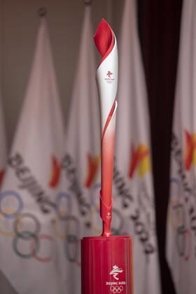 (220105) -- HARBIN, Jan. 5, 2022 -- The torch is seen during the Torch Exhibition Tour of Olympic Winter games, Winterspiele,Spiele, Summer games Beijing 2022 in Harbin, northeast China s Heilongjiang Province, Jan. 5, 2022. ) (SP)CHINA-HARBIN-BEIJING 2022-TORCH EXHIBITION TOUR ZhangxTao 