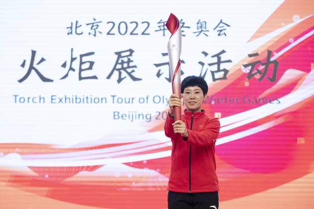 (220105) -- HARBIN, Jan. 5, 2022 -- Short track Speed skating, Eisschnelllauf Olympic champion Zhang Hui holds the torch during the Torch Exhibition Tour of Olympic Winter games, Winterspiele,Spiele, Summer games Beijing 2022 in Harbin, northeast China s Heilongjiang Province, Jan. 5, 2022. ) (SP)CHINA-HARBIN-BEIJING 2022-TORCH EXHIBITION TOUR ZhangxTao 