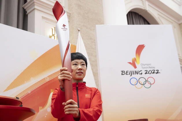 (220105) -- HARBIN, Jan. 5, 2022 -- Short track Speed skating, Eisschnelllauf Olympic champion Zhang Hui holds the torch during the Torch Exhibition Tour of Olympic Winter games, Winterspiele,Spiele, Summer games Beijing 2022 in Harbin, northeast China s Heilongjiang Province, Jan. 5, 2022. ) (SP)CHINA-HARBIN-BEIJING 2022-TORCH EXHIBITION TOUR ZhangxTao 