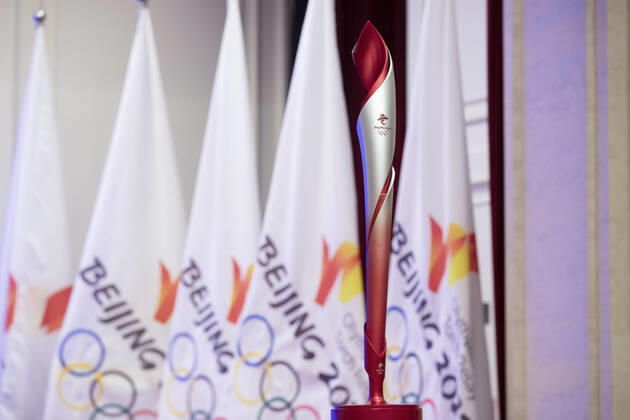 (220105) -- HARBIN, Jan. 5, 2022 -- The torch is seen during the Torch Exhibition Tour of Olympic Winter games, Winterspiele,Spiele, Summer games Beijing 2022 in Harbin, northeast China s Heilongjiang Province, Jan. 5, 2022. ) (SP)CHINA-HARBIN-BEIJING 2022-TORCH EXHIBITION TOUR ZhangxTao 