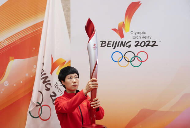 (220105) -- HARBIN, Jan. 5, 2022 -- Short track Speed skating, Eisschnelllauf Olympic champion Zhang Hui holds the torch during the Torch Exhibition Tour of Olympic Winter games, Winterspiele,Spiele, Summer games Beijing 2022 in Harbin, northeast China s Heilongjiang Province, Jan. 5, 2022. ) (SP)CHINA-HARBIN-BEIJING 2022-TORCH EXHIBITION TOUR ZhangxTao 
