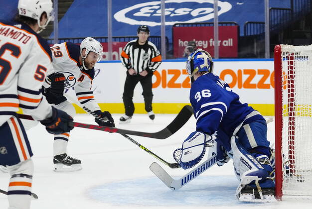 Bilder des Jahres 2022, Sport 01 Januar Sport Themen der Woche KW01 Sport Bilder des Tages January 5, 2022, Toronto, ON, Canada: Edmonton Oilers Leon Draisaitl (29) scores on Toronto Maple Leafs goaltender Jack Campbell (36) as Oilers Kailer Yamamoto (56) looks on during first period NHL, Eishockey Herren, USA hockey action in Toronto on Wednesday, January 5, 2022. Canada News - January 5, 2022  - ZUMAc35_ 20220105_zaf_c35_047 Copyright: xFrankxGunnx