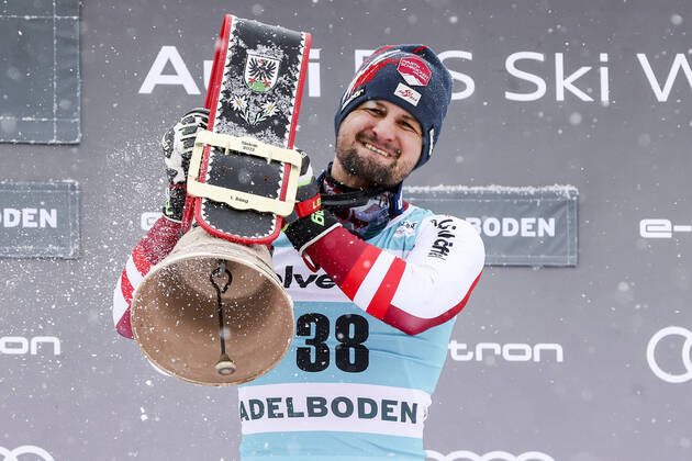 Bilder des Jahres 2022, Sport 01 Januar Sport Themen der Woche KW01 Sport Bilder des Tages ALPINE SKIING - FIS WC Adelboden ADELBODEN,SWITZERLAND,09.JAN.22 - ALPINE SKIING - FIS World Cup, slalom, men. Image shows Johannes Strolz (AUT). Keywords: trophy. GEPAxpictures xPatrickxSteiner