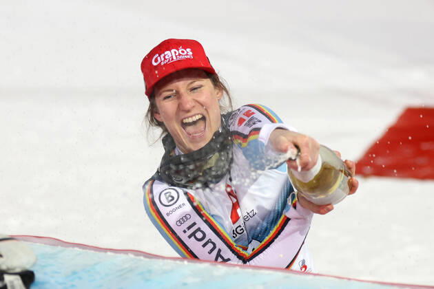 Bilder des Jahres 2022, Sport 01 Januar Sport Themen der Woche KW02 Sport Bilder des Tages ALPINE SKIING - FIS WC Schladming SCHLADMING,AUSTRIA,11.JAN.22 - ALPINE SKIING - FIS World Cup, slalom, ladies. Image shows the rejoicing of Lena Duerr (GER). Keywords: champagne shower. GEPAxpictures xHaraldxSteiner