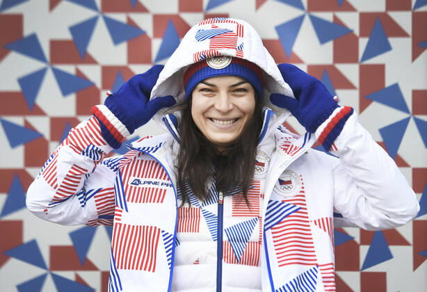 Beijing 2022, Martina Dubovska posiert in Kleidung der tschechischen Athleten