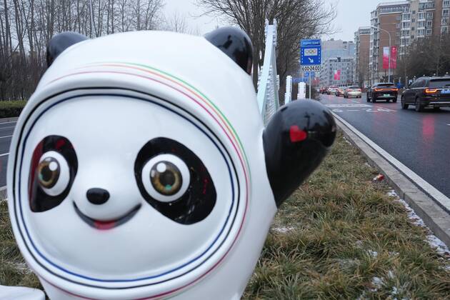 (220121) -- BEIJING, Jan. 21, 2022 -- Photo taken on Jan. 21, 2022 shows a traffic lane reserved for the exclusive use by Beijing 2022 participants on Lincui Road in Beijing, capital of China. These special lanes for Beijing 2022 were put into use from Jan. 21, 2022. ) (SP)CHINA-BEIJING-WINTER OLYMPICS-TRAFFIC LANE(CN) JuxHuanzong 