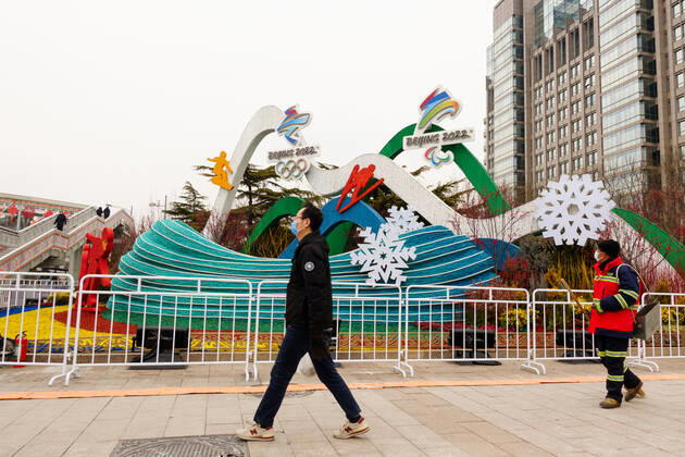 China Olympics 2022 Preparations 6746094 21.01.2022 Men wearing protective face masks walk past a decoration installed for the upcoming 2022 Winter Olympics, in Beijing, China. Anna Ratkoglo Sputnik Beijing China  Copyright: xAnnaxRatkoglox