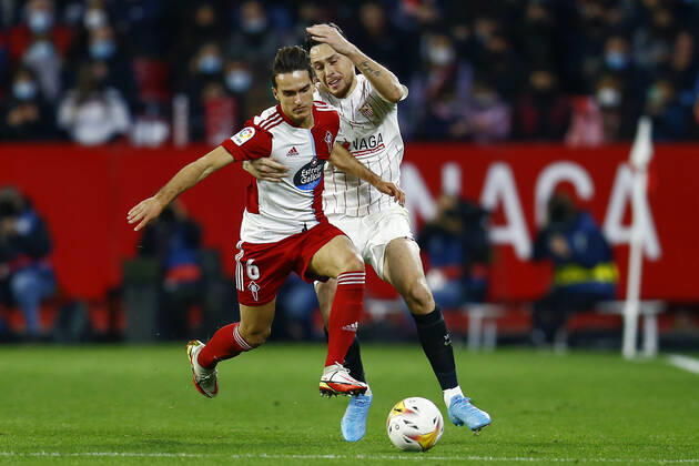 ESP: Sevilla FC-RC Celta. La Liga Santander Denis Suarez of RC Celta and Lucas Ocampos of Sevilla FC during the La Liga match between Sevilla FC and RC Celta played at Sanchez Pizjuan Stadium on January 22, 2022 in Sevilla, Spain. kpng Copyright: xAntonioxPozox xPRESSINPHOTOx AP_220122_009