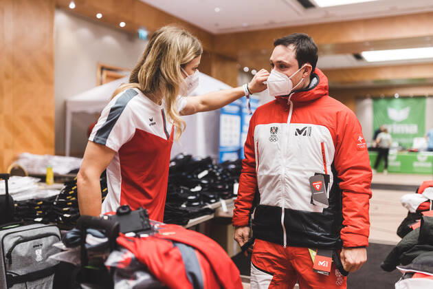 OLYMPICS - OEOC, equipping Beijing 2022 VIENNA,AUSTRIA,25.JAN.2022 - OLYMPICS - OEOC, equipping Winter Olympic Games, Olympische Spiele, Olympia, OS Beijing 2022. Image shows Sabine Schoeffmann and Alexander Payer (AUT).  GEPAxpictures xDanielxGoetzhaber