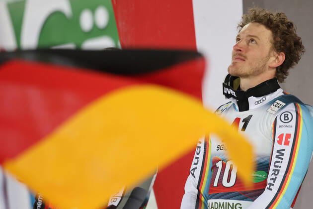 Bilder des Jahres 2022, Sport 01 Januar Sport Themen der Woche KW04 ALPINE SKIING - FIS WC Schladming SCHLADMING,AUSTRIA,25.JAN.22 - ALPINE SKIING - FIS World Cup, Nightrace, night slalom, men, award ceremony. Image shows Linus Strasser (GER). GEPAxpictures xWolfgangxGrebien
