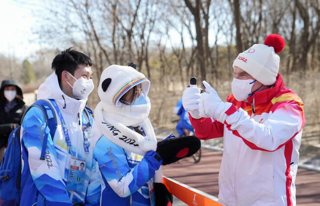 (220204) -- BEIJING, Feb. 4, 2022 -- International Olympic Committee President Thomas Bach (1st R) gives a thumbs-up to staff members during the Beijing 2022 Olympic Torch Relay at the Olympic Forest Park in Beijing, capital of China, Feb. 4, 2022. ) (BEIJING2022)CHINA-BEIJING-OLYMPIC TORCH RELAY (CN) JuxHuanzong 