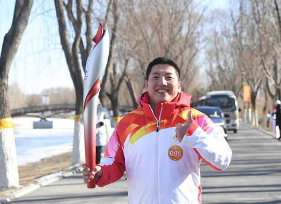 (220204) -- BEIJING, Feb. 4, 2022 -- Torch bearer Fan Yunpeng runs with the torch during the Beijing 2022 Olympic Torch Relay at the Grand Canal Forest Park in Tongzhou District of Beijing, capital of China, Feb. 4, 2022. ) (BEIJING2022)CHINA-BEIJING-OLYMPIC TORCH RELAY (CN) RenxChao 