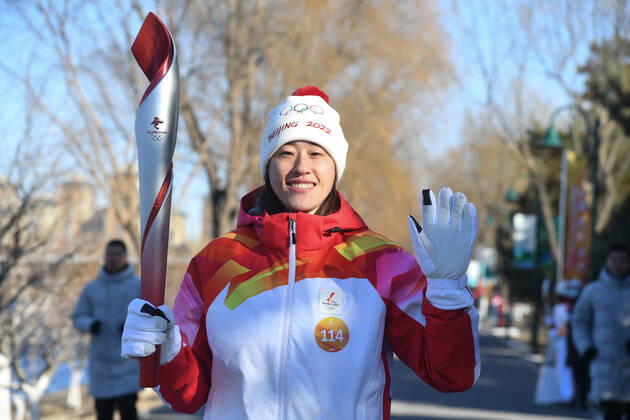 (220204) -- BEIJING, Feb. 4, 2022 -- Torch bearer Liu Xiaotong runs with the torch during the Beijing 2022 Olympic Torch Relay at the Grand Canal Forest Park in Tongzhou District of Beijing, capital of China, Feb. 4, 2022. ) (BEIJING2022)CHINA-BEIJING-OLYMPIC TORCH RELAY(CN) RenxChao 