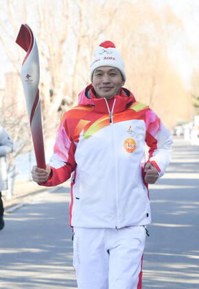 (220204) -- BEIJING, Feb. 4, 2022 -- Torch bearer Wang Hongwei runs with the torch during the Beijing 2022 Olympic Torch Relay at the Grand Canal Forest Park in Tongzhou District of Beijing, capital of China, Feb. 4, 2022. ) (BEIJING2022)CHINA-BEIJING-OLYMPIC TORCH RELAY(CN) RenxChao 