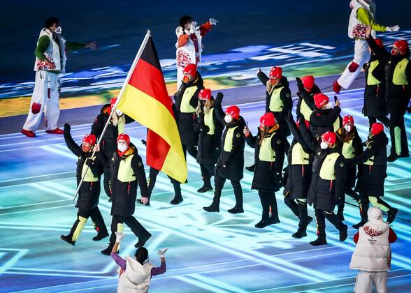 BEIJING Claudia Pechstein and Francesco Friedrich carry the German flag during the opening ceremony of the 2022 Winter Olympics at the Bird s Nest Stadium in Beijing, China ANP VINCENT JANNINK Beijing xVIxANPx xxANPxIVx 443621777 originalFilename: 0149853615st.jpg