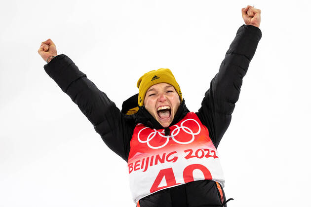 Bilder des Jahres 2022, Sport 02 Februar Sport Themen der Woche KW05 Sport Bilder des Tages OLYMPICS - Winter Olympic Games, Olympische Spiele, Olympia, OS Beijing 2022 ZHANGJIAKOU,CHINA,05.FEB.22 - OLYMPICS, NORDIC SKIING, Ski jumping, Skispringen, Ski, nordisch - Winter Olympic Games Beijing 2022, normal hill, ladies, flower ceremony. Image shows the rejoicing of Katharina Althaus (GER). GEPAxpictures xMaticxKlansek