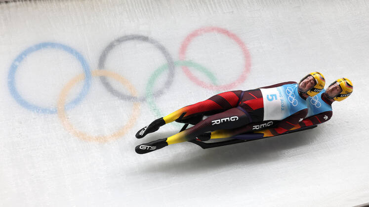 Bilder des Jahres 2022, Sport 02 Februar Sport Themen der Woche KW06 Sport Bilder des Tages OLYMPICS - Winter Olympic Games, Olympische Spiele, Olympia, OS Beijing 2022 YANQING,CHINA,09.FEB.22 - OLYMPICS, LUGE - Winter Olympic Games Beijing 2022, doubles, men. Image shows Tobias Wendl and Tobias Arlt (GER). GEPAxpictures xDanielxGoetzhaber