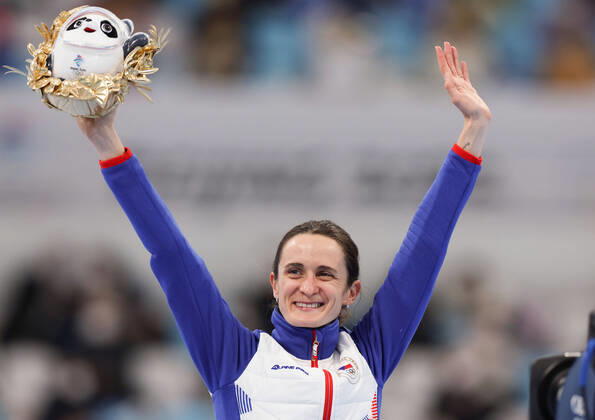 (220210) -- BEIJING, Feb. 10, 2022 -- Martina Sablikova of the Czech Republic attends the flower ceremony after the Speed skating, Eisschnelllauf women s 5,000m event at the National Speed Skating Oval in Beijing, capital of China, Feb. 10, 2022. ) (BEIJING2022)CHINA-BEIJING-OLYMPIC Winter games, Winterspiele,Spiele, Summer games SPEED SKATING-WOMEN S 5,000M (CN) ChengxTingting