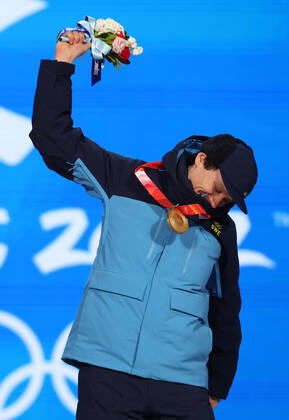 (220212) -- BEIJING, Feb. 12, 2022 -- Gold medalist Nils van der Poel of Sweden reacts during the awarding ceremony of Speed skating, Eisschnelllauf men s 10000m at the Beijing Medals Plaza of the Winter Olympics in Beijing, capital of China, Feb. 12, 2022. ) (BEIJING2022)CHINA-BEIJING-OLYMPIC Winter games, Winterspiele,Spiele, Summer games AWARDING CEREMONY (CN) ChengxTingting 