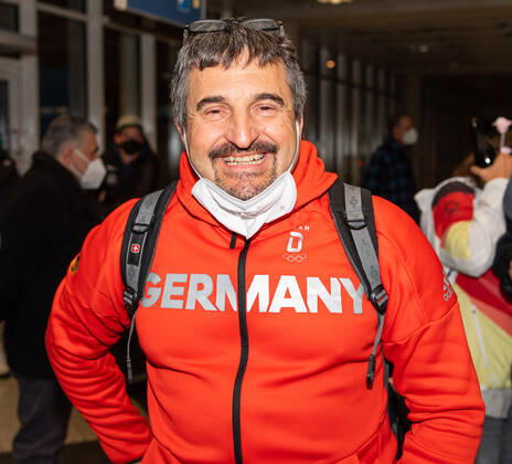 Georg Schorsch Hackl, himself a five-time medal winner at Olympic Games, did not miss the opportunity to greet the Olympians on their arrival Reception of Upper Bavarian Olympians mainly from the luge team at Munich Airport, 12 02 2022 Reception of Upper Bavarian Olympians mainly from the luge team at Munich Airport, 12 02 2022 Munich Copyright: xEibnerxPressefotox xHeikexFeinerx EP_HFR