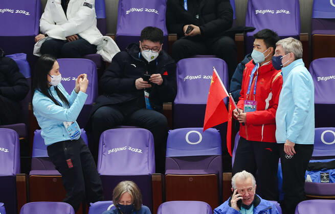 (220213) -- BEIJING, Feb. 13, 2022 -- International Olympic Committee (IOC) member Zhang Hong (L) takes a photo for IOC president Thomas Bach (R) and China s gold medalist Gao Tingyu during short track Speed skating, Eisschnelllauf events at Capital Indoor Stadium in Beijing, capital of China, Feb. 13, 2022. ) (BEIJING2022)CHINA-BEIJING-OLYMPIC Winter games, Winterspiele,Spiele, Summer games SHORT TRACK SPEED SKATING-IOC-BACH (CN) CaoxCan