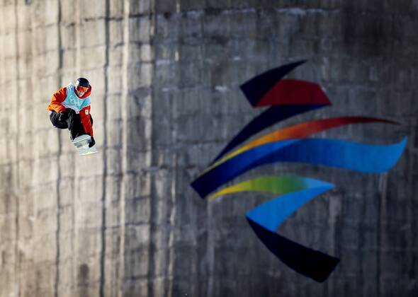 BEIJING The Dutch snowboarder Niek van der Velden during the big air qualifying match for the finals of the Olympic Games in Beijing KOEN VAN WEEL Snowboard Men s Big Air Qualification 2022 xVIxANPxSportx xxANPxIVx 444115349 originalFilename: 444115349.jpg