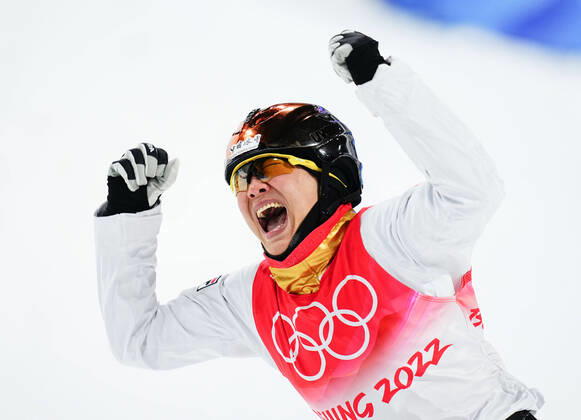 Bilder des Jahres 2022, Sport 02 Februar Sport Themen der Woche KW 07 (220214) -- ZHANGJIAKOU, Feb. 14, 2022 -- Xu Mengtao of China reacts during the freestyle skiing women s aerials final of Beijing 2022 Winter Olympics at Genting Snow Park in Zhangjiakou, north China s Hebei Province, Feb. 14, 2022. ) (BEIJING2022)CHINA-ZHANGJIAKOU-OLYMPIC Winter games, Winterspiele,Spiele, Summer games FREESTYLE SKIING-WOMEN S AERIALS (CN) XuxChang 
