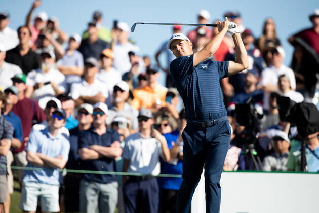 SCOTTSDALE, AZ - FEBRUARY 13: Jordan Spieth tees off on the 12th hole during the final round of the Waste Management Phoenix Open on February 13, 2022, at TPC Scottsdale in Scottsdale, AZ. (Photo by Zachary BonDurant Icon Sportswire) GOLF: FEB 13 PGA, Golf Herren - Waste Management Phoenix Open Icon2202130549