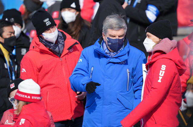 (220215) -- BEIJING, Feb. 15, 2022 -- International Olympic Committee (IOC) president Thomas Bach (2nd R) reacts during women s snowboard big air final of Beijing 2022 Winter Olympics at Big Air Shougang in Beijing, capital of China, Feb. 15, 2022. ) (XHTP)(BEIJING2022)CHINA-BEIJING-OLYMPIC Winter games, Winterspiele,Spiele, Summer games WOMEN S SNOWBOARD BIG AIR-FINAL (CN) LixYibo