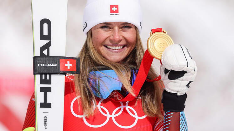 Bilder des Jahres 2022, Sport 02 Februar Sport Themen der Woche KW 07 Sport Bilder des Tages OLYMPICS - Winter Olympic Games, Olympische Spiele, Olympia, OS Beijing 2022 YANQING,CHINA,15.FEB.22 - OLYMPICS, ALPINE SKIING - Winter Olympic Games Beijing 2022, downhill, ladies. Image shows the rejoicing of Corinne Suter (SUI). Keywords: medal. GEPAxpictures xDanielxGoetzhaber