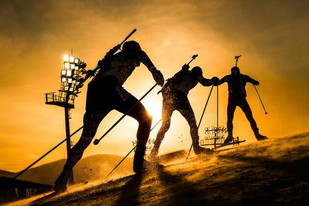 Sport Bilder des Tages ZHANGJIAKOU, CHINA - FEBRUARY 18, 2022: Biathletes compete in the men s 15km biathlon mass start race during the Beijing 2022 Winter Olympic Games, Olympische Spiele, Olympia, OS at the National Biathlon Centre. Sergei Bobylev TASS  TS12405D